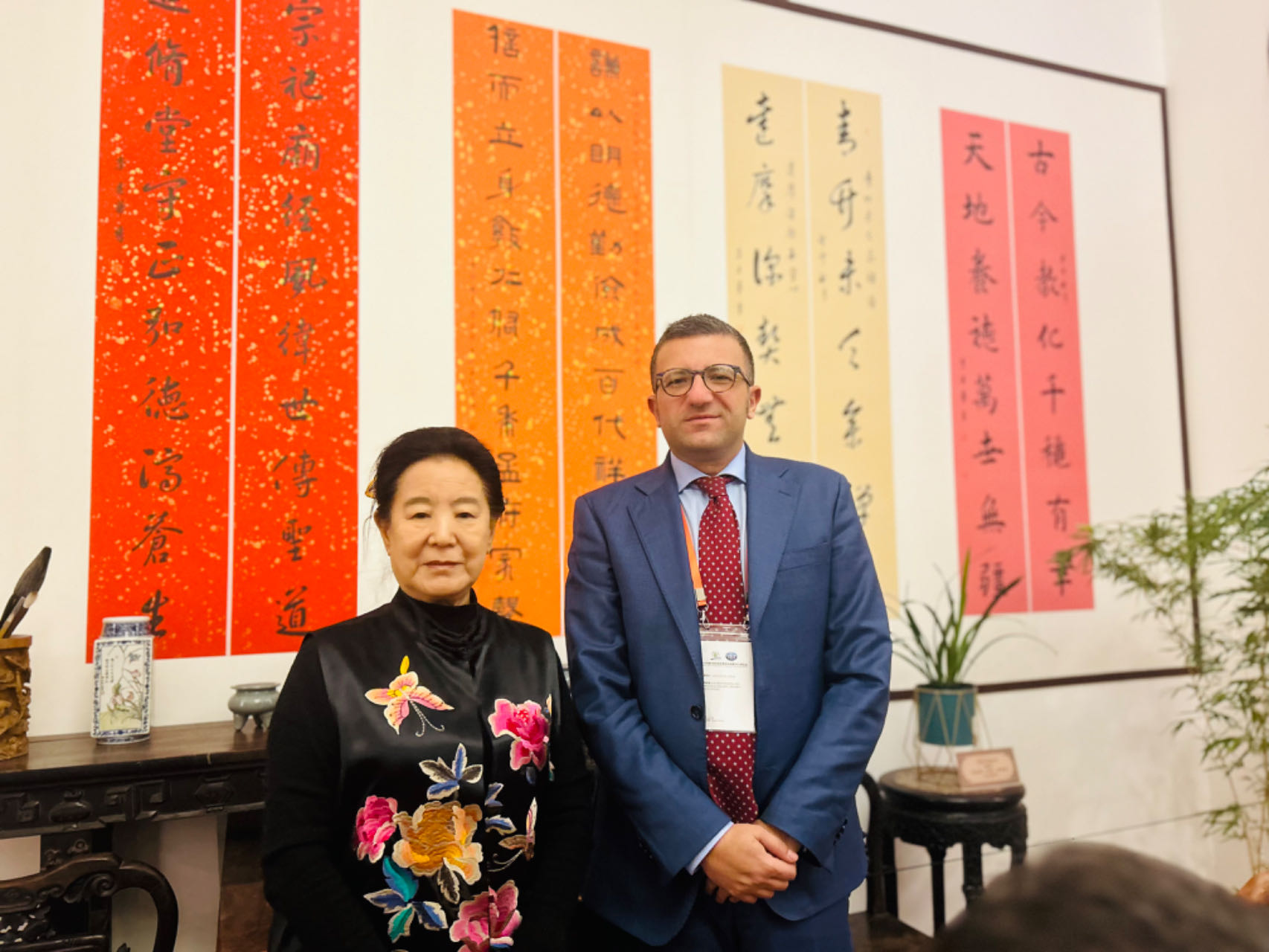 LAvv. Gabriele Vaccaro con Cao Xiurong presidente della Associazione Culturale di Tianjin